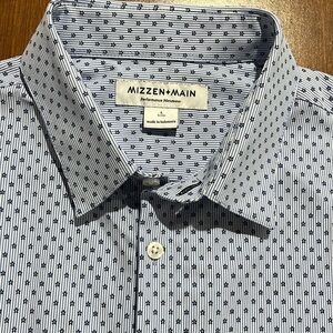 Mizzen + Main Men’s Large Trim Fit Blue shirt with Tiny Dark Blue Floral.